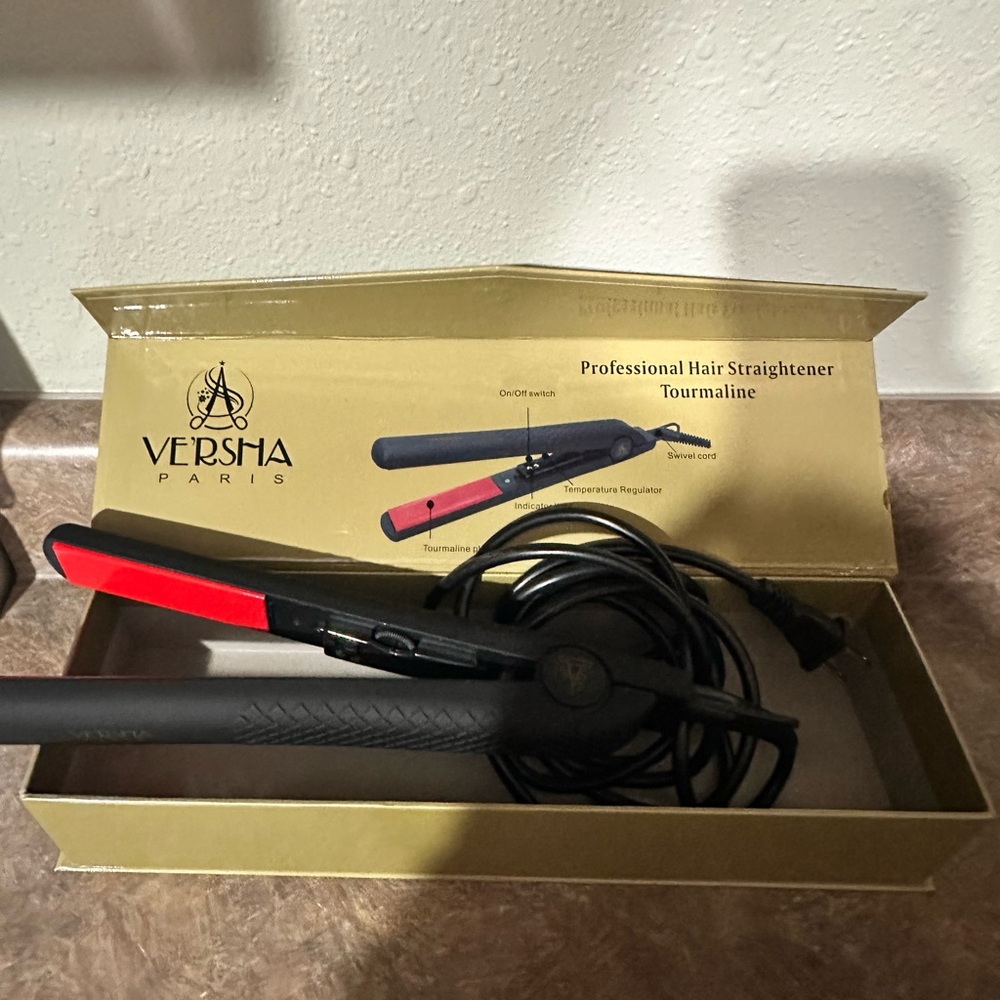 NIB Versha flat iron